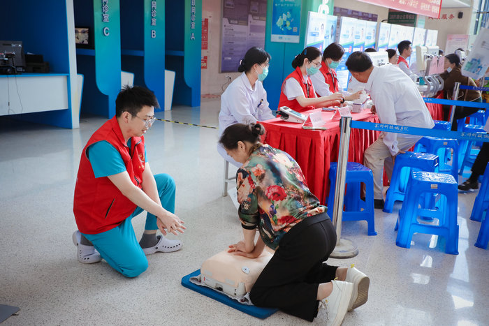 南大苏州医院“五一”义诊暖人心，致敬劳动者共筑健康防线4.jpg