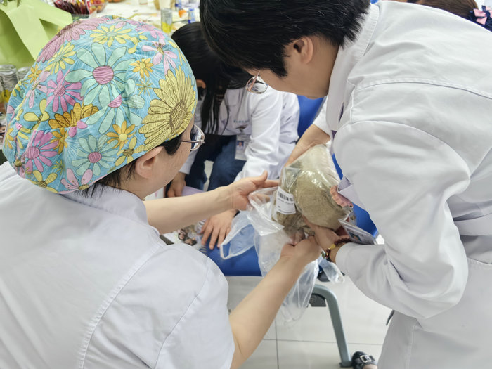 温馨五月天，健康伴母行——我院举办“围绝经期女性健康沙龙”1 (2).jpg