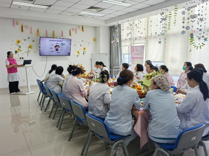 温馨五月天，健康伴母行——我院举办“围绝经期女性健康沙龙”1 (1).jpg