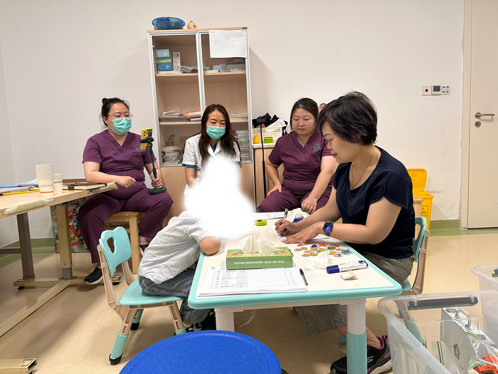 南大苏州医院开展孤独症儿童线下评估公益活动2.jpg