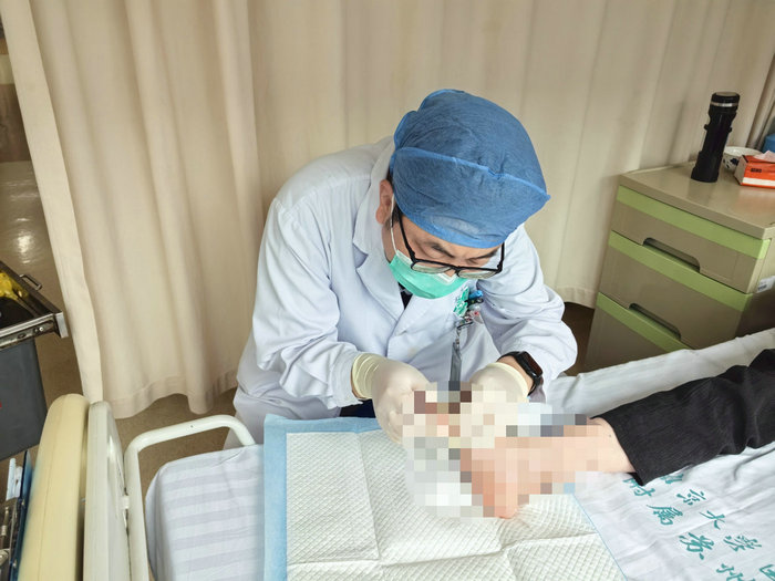 多管齐下战糖足 我院成功救治糖尿病足重症患者.jpg