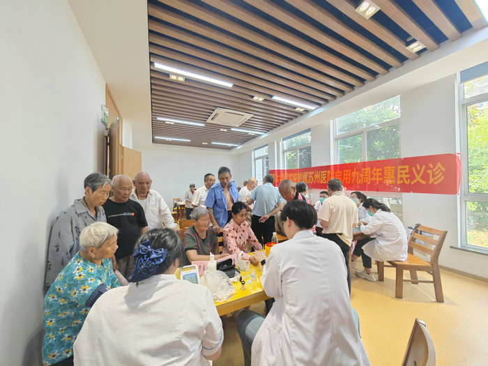 我院走进新区公交公司与望亭鹤溪社区开展公益义诊.jpg