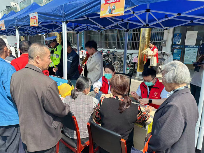 党建共建 我院于双节之际在龙景社区奉献志愿.jpg