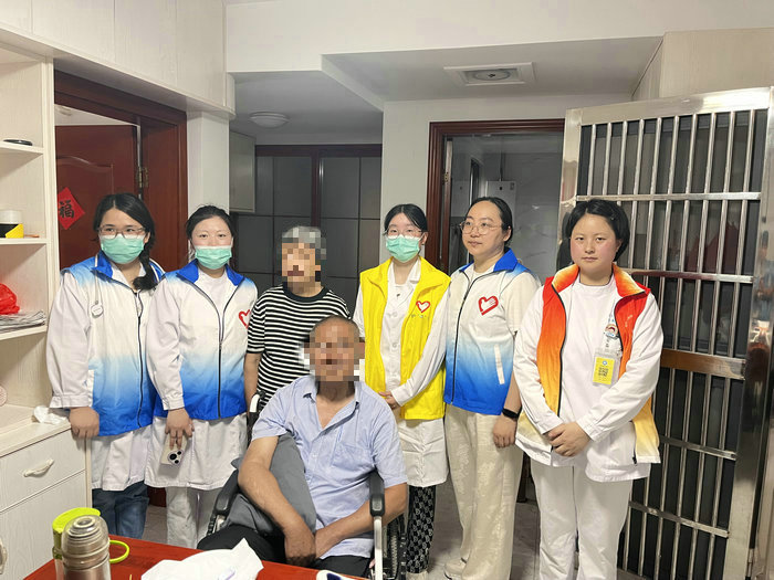 医社共建为老健康 南大苏州医院“夕阳红”服务团队走进东渚新苑.jpg