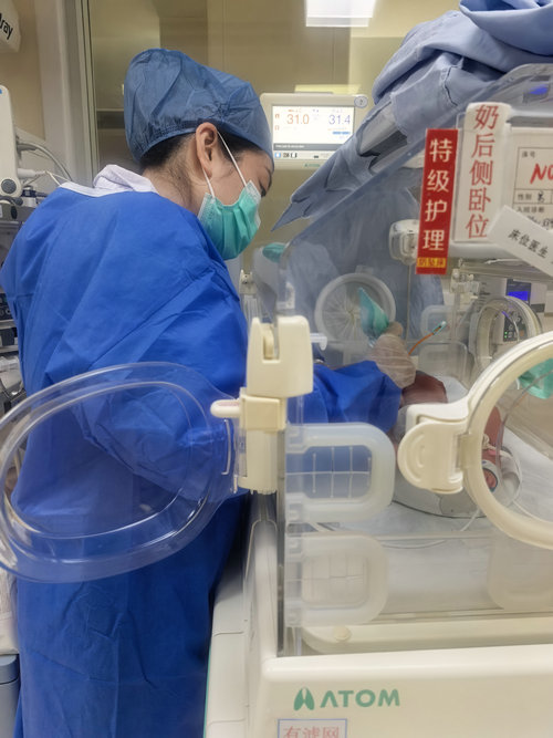 新生儿救治体系升级 早产高危儿管理项目助力早产宝宝边治疗边“康复”.jpg
