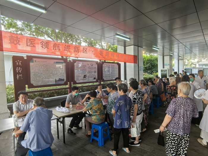 南大苏州医院“健康直通车”进通安.jpg