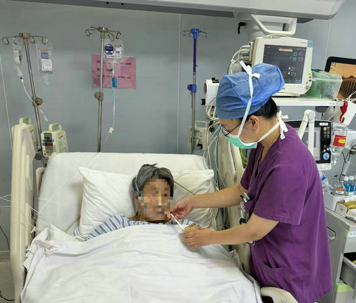 一老人中招热射病 南大苏州医院急重症接力成功救治.jpg