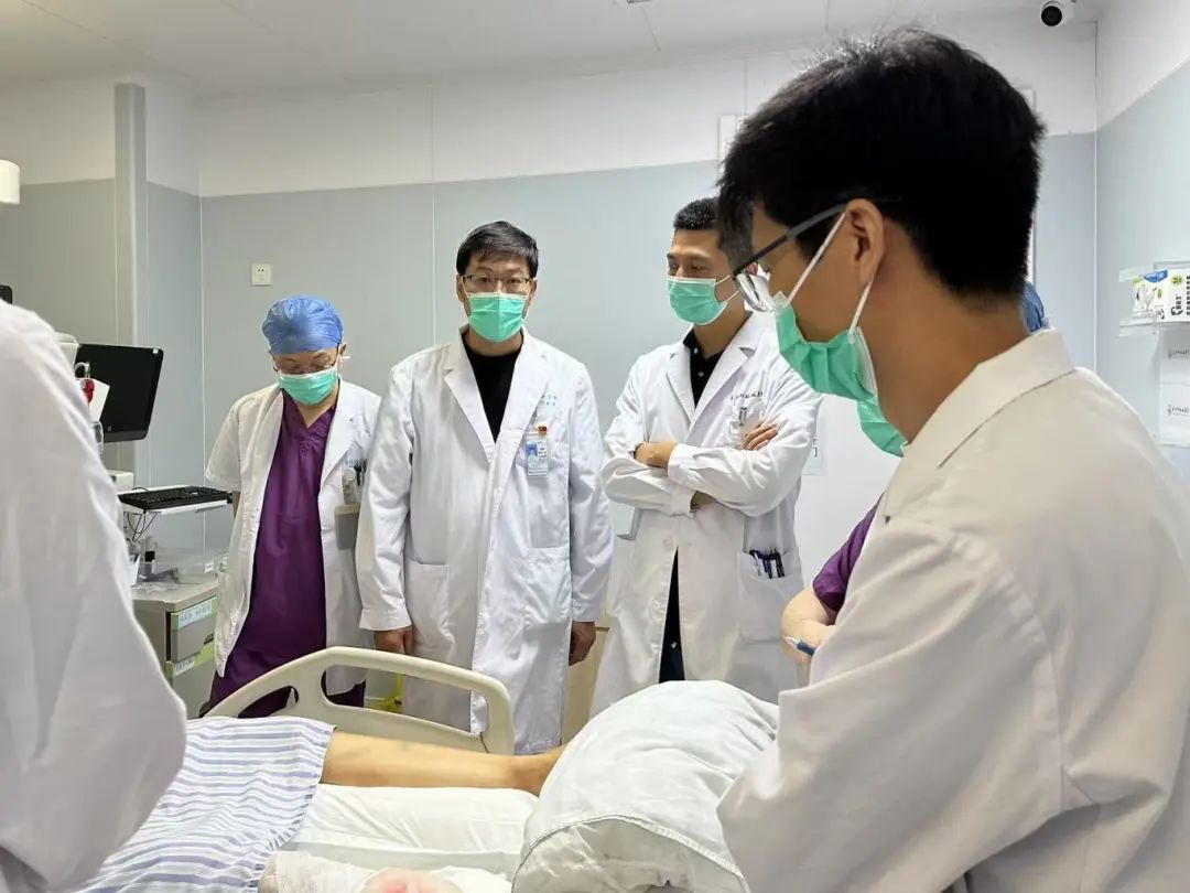 我院创伤中心通力协作成功抢救严重车祸多发伤患者.png