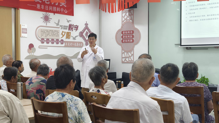 “柳叶刀家”志愿服务走进惠丰社区 甲状腺健康义诊暖民心3.jpg