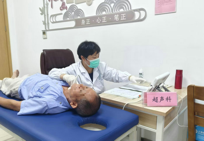 “柳叶刀家”志愿服务走进惠丰社区 甲状腺健康义诊暖民心2.jpg