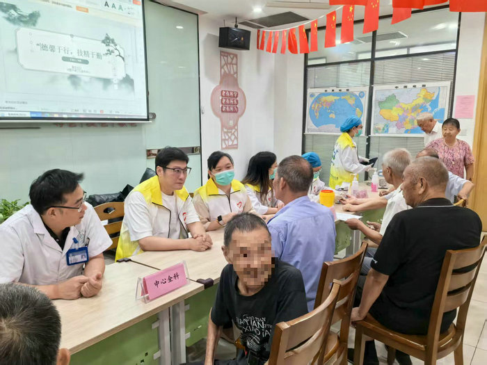 “柳叶刀家”志愿服务走进惠丰社区 甲状腺健康义诊暖民心.jpg