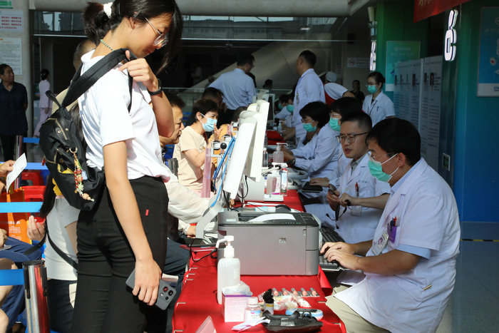 为市民送“健康大礼” 我院举办中国医师节义诊活动4.JPG