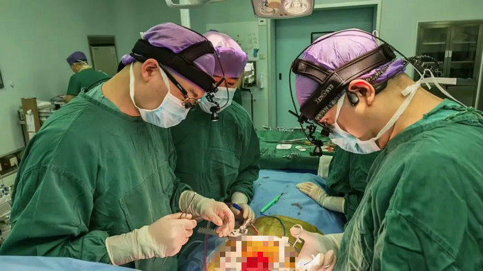 我院成功实施高难度心脏手术，一次解决两大隐患.jpg