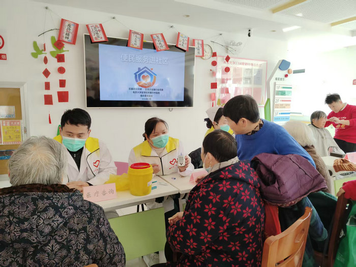 “柳叶刀”志愿服务团队走进龙康社区 暖心服务守护居民健康.jpg