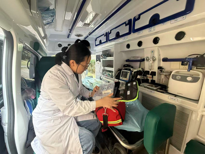 我院开展院前急救护理队伍专项检查，筑牢生命健康“第一道防线”.jpg