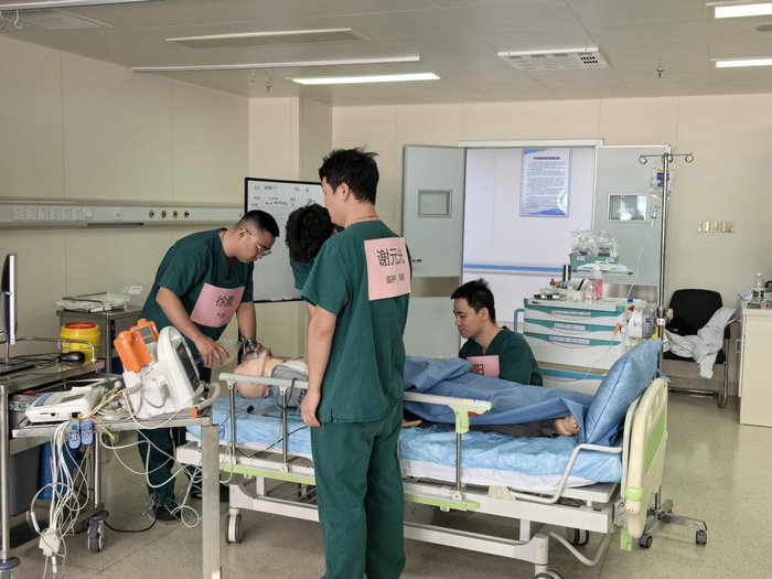 我院开展高级生命支持情景模拟演练2.jpg 我院开展高级生命支持情景模拟演练2.jpg