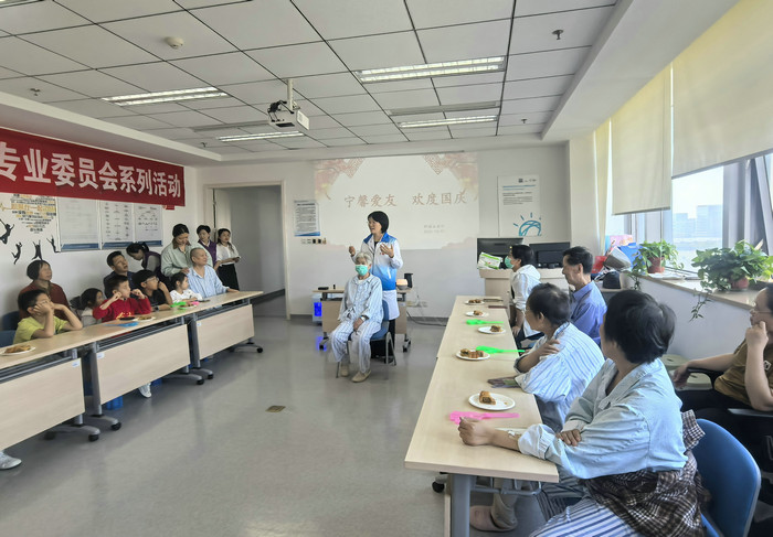 “宁馨爱友”送温情 我院开展“世界安宁缓和医疗日”人文关怀活动.jpg “宁馨爱友”送温情 我院开展“世界安宁缓和医疗日”人文关怀活动.jpg