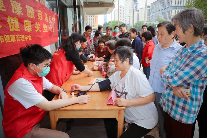 “苏城康伴·健康服务惠民生”我院走进浒丰社区开展中医健康关爱活动2.jpg “苏城康伴·健康服务惠民生”我院走进浒丰社区开展中医健康关爱活动2.jpg
