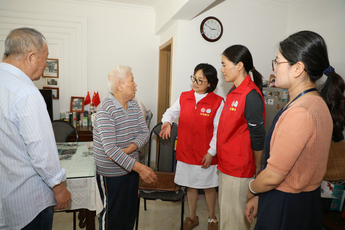 “苏城康伴·健康服务惠民生”我院走进浒丰社区开展中医健康关爱活动3.JPG