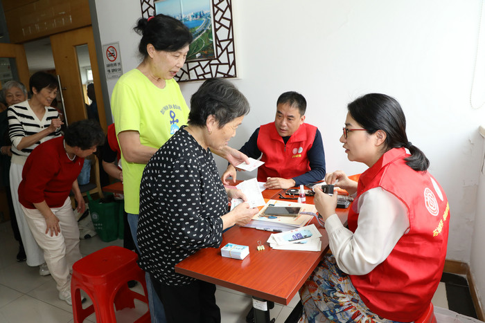 苏城康伴·健康服务惠民生”我院赴东浜社区开展老年健康义诊活动2.jpg 苏城康伴·健康服务惠民生”我院赴东浜社区开展老年健康义诊活动2.jpg