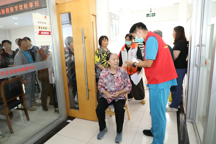 苏城康伴·健康服务惠民生”我院赴东浜社区开展老年健康义诊活动.jpg 苏城康伴·健康服务惠民生”我院赴东浜社区开展老年健康义诊活动.jpg