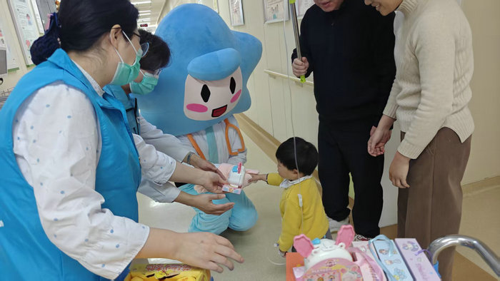 马年新春暖童心  我院儿科连续十年大年初一为住院患儿送上新春祝福2.jpg