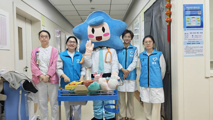 马年新春暖童心  我院儿科连续十年大年初一为住院患儿送上新春祝福.jpg
