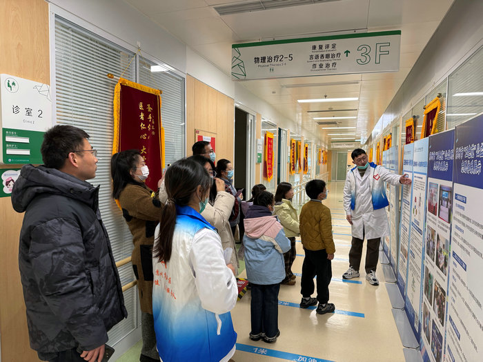 助力青少年脊柱健康 我院开展康复医学体验活动.jpg