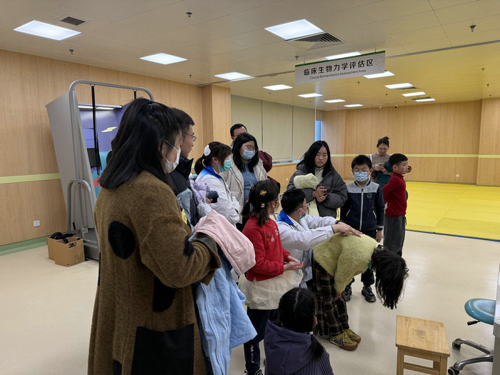 助力青少年脊柱健康 我院开展康复医学体验活动2.jpg