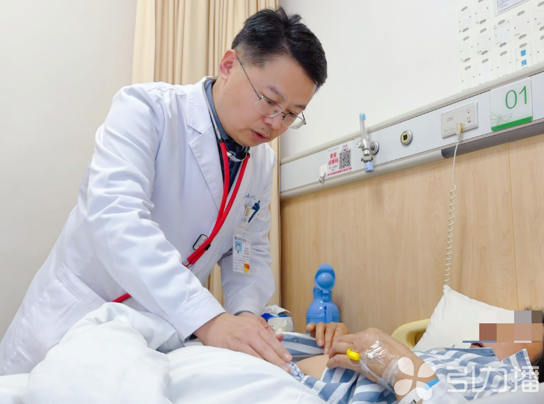 苏州日报社·引力播：小结石堵路，肾脏成20斤“水球”