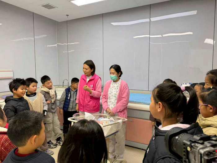 “新生课堂”暖心开讲 40名儿童共探生命奥秘.jpg