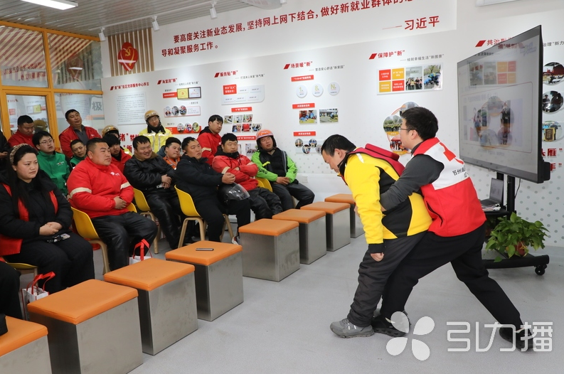 苏州日报社·引力播：获赠“救命锦囊”，“小哥”成为道路“急救新人”