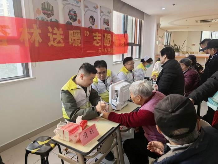 “杏林送暖”守初心 我院第二党支部柳叶刀家志愿服务走进西渚社区.jpg