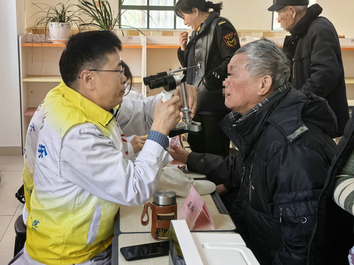 “杏林送暖”守初心 我院第二党支部柳叶刀家志愿服务走进西渚社区2.jpg