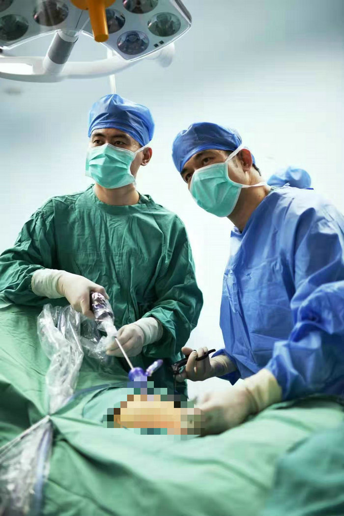 南大苏州医院单孔腹腔镜手术开启“隐疤痕”造福患者.jpg