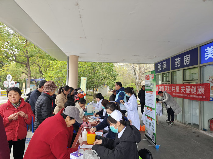 党建引领聚合力，雷锋精神暖民心——我院与龙山社区携手开展健康义诊活动.jpg