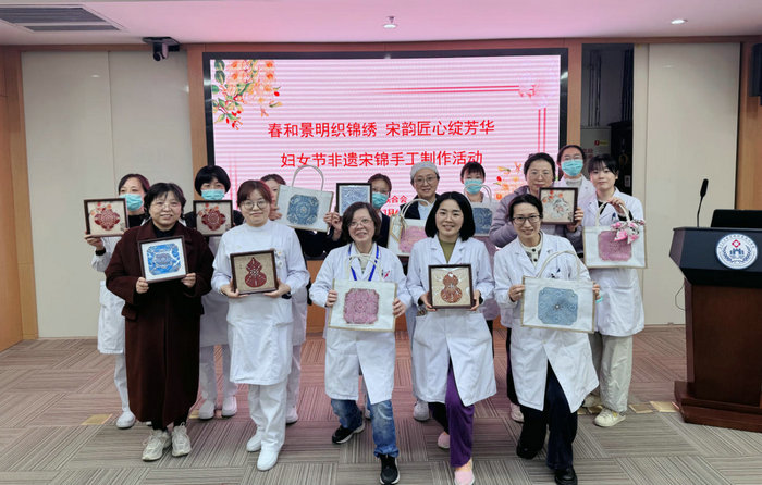 我院举办三八妇女节非遗宋锦手工制作活动.jpg 我院举办三八妇女节非遗宋锦手工制作活动.jpg