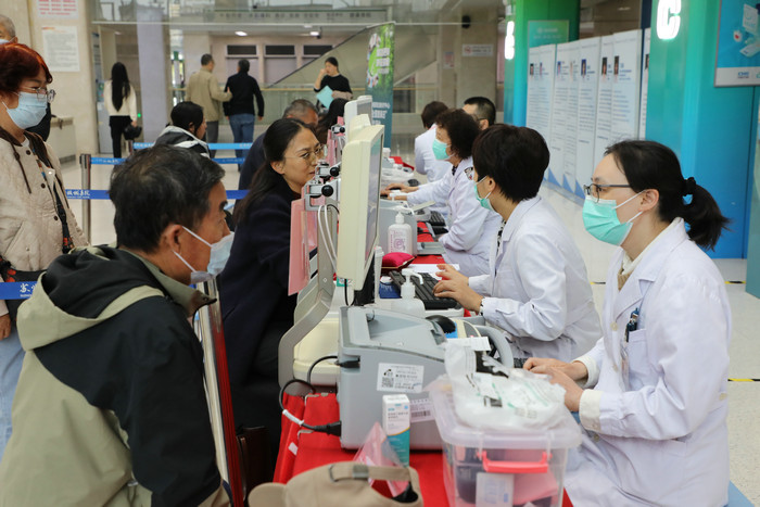 多学科联合义诊暖人心 我院举办“全国爱鼻日”大型公益活动2.jpg