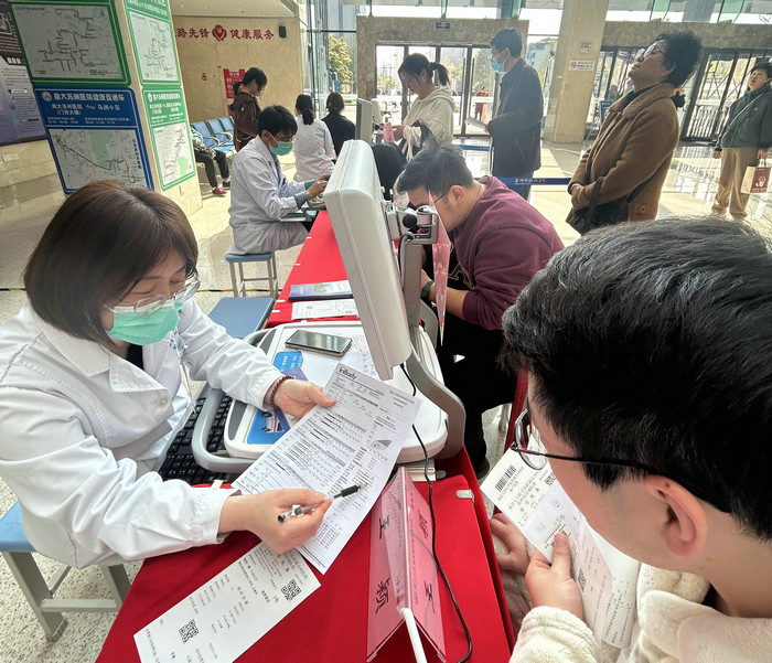 “科学减重 健康同行” 我院开展减重义诊 为市民科学减重.jpg