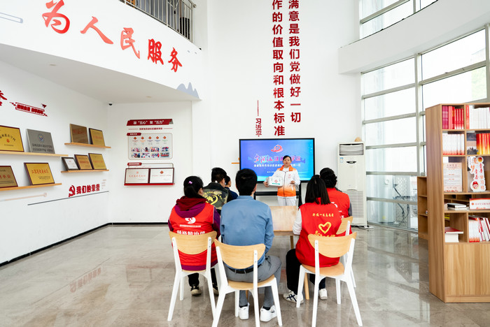 党建引领深入“健康档案管理”我院义诊筛查培训走进华通一区3.jpg 党建引领深入“健康档案管理”我院义诊筛查培训走进华通一区3.jpg