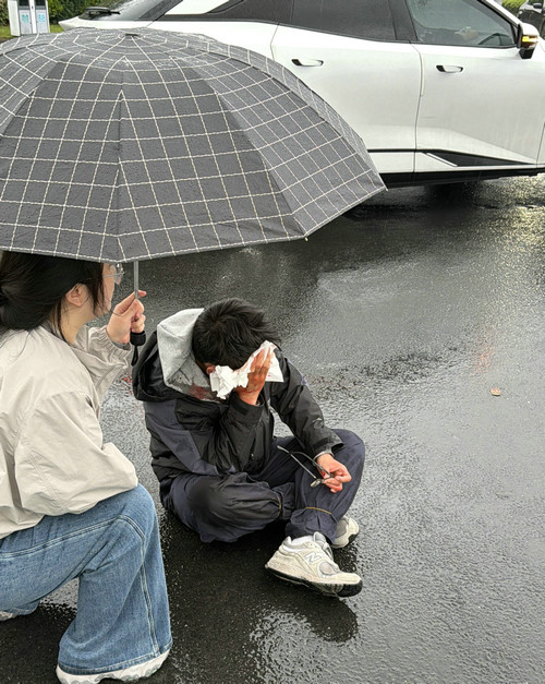 雨中救护 南大苏州医院护士路遇车祸挺身而出.jpg