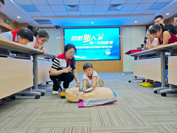 雨中救护 南大苏州医院护士路遇车祸挺身而出2.jpg