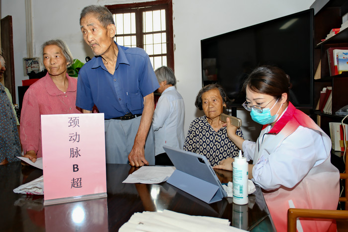 我院送医上漫山岛 推动脑健康防控及卒中防治2.jpg