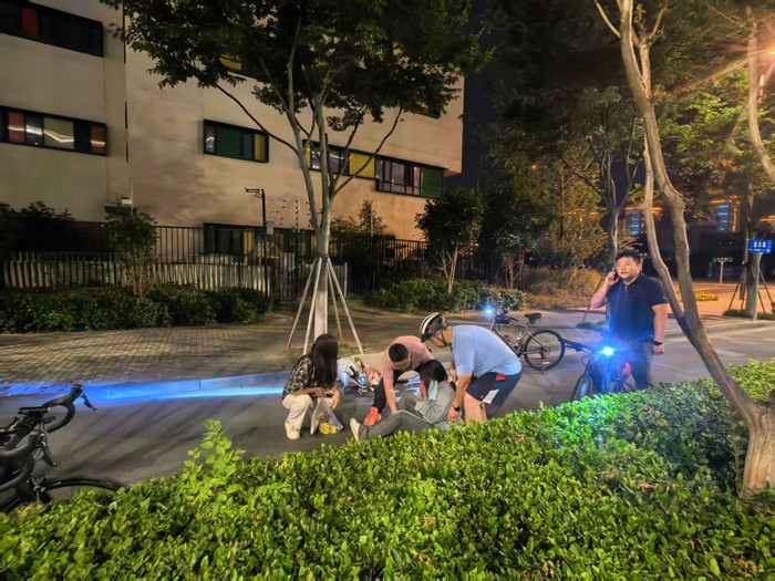 路遇车祸 我院医务人员们又出手了