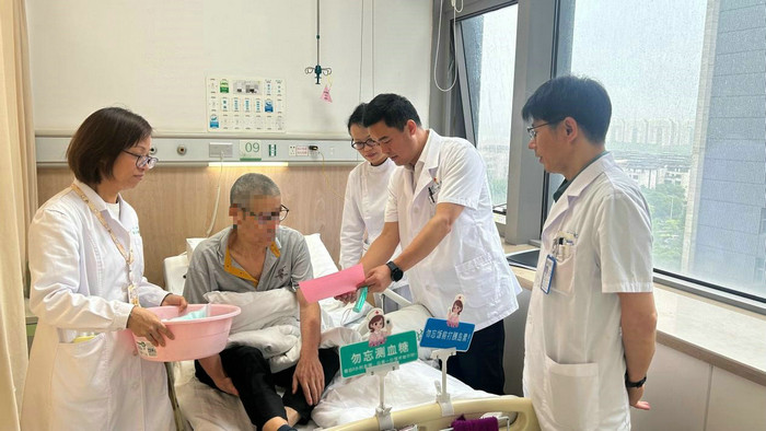 “情暖七一 致敬峥嵘” 南大苏州医院走访慰问住院老兵 暖心传递健康关怀.jpg “情暖七一 致敬峥嵘” 南大苏州医院走访慰问住院老兵 暖心传递健康关怀.jpg