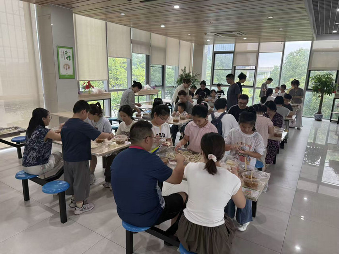 劳作运动 医学体验|我院开展2026医师节主题亲子互动活动4.jpg 劳作运动 医学体验|我院开展2026医师节主题亲子互动活动4.jpg