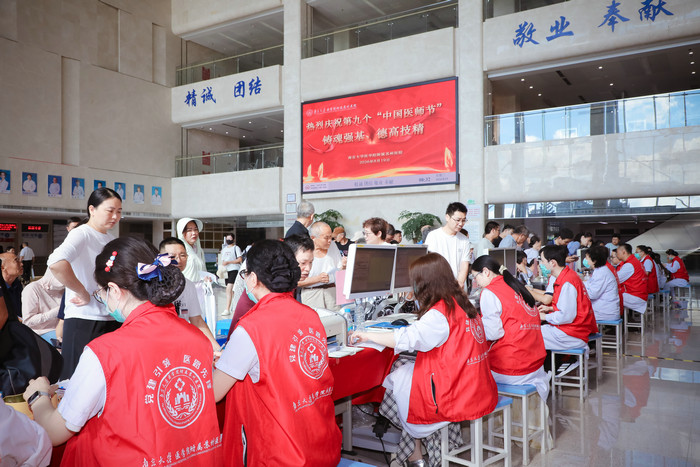 “铸魂强基 德高技精”我院举办第九个中国医师节大型义诊活动2.jpg “铸魂强基 德高技精”我院举办第九个中国医师节大型义诊活动2.jpg