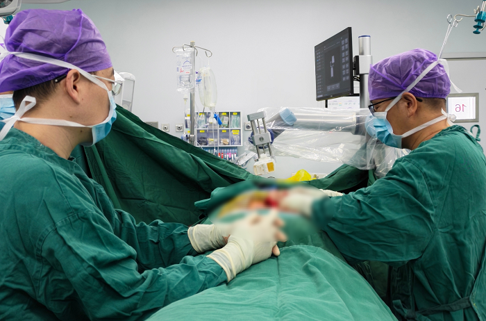 机器人导航精准“撑腰”——我院完成区内首例机器人导航下脊椎骨折微创手术.png 机器人导航精准“撑腰”——我院完成区内首例机器人导航下脊椎骨折微创手术.png