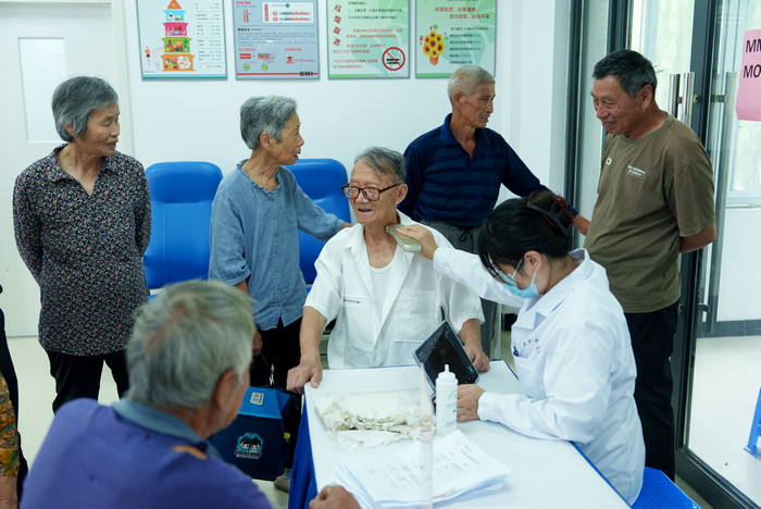 早筛早干预 守护脑健康——我院“世界阿尔茨海默病日”主题活动走进三山岛3.jpg 早筛早干预 守护脑健康——我院“世界阿尔茨海默病日”主题活动走进三山岛3.jpg