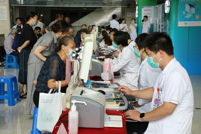 服务百姓健康行动 我院大型义诊活动暖心举办3.jpg 服务百姓健康行动 我院大型义诊活动暖心举办3.jpg